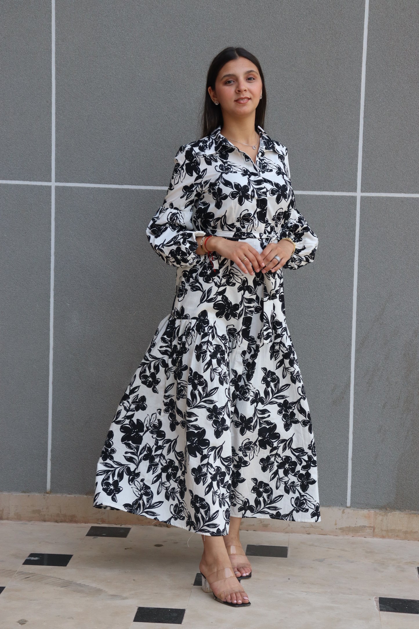 Robe longue blanche à imprimé floral noir
