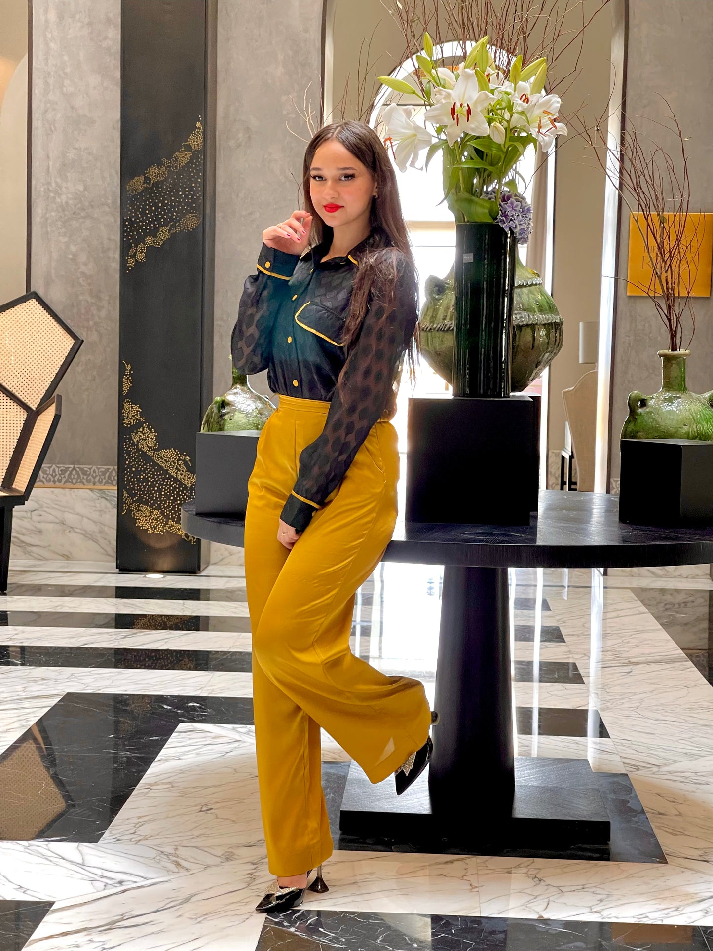 Ensemble noir et moutarde – Chemise en organza brodé et pantalon fluide satiné