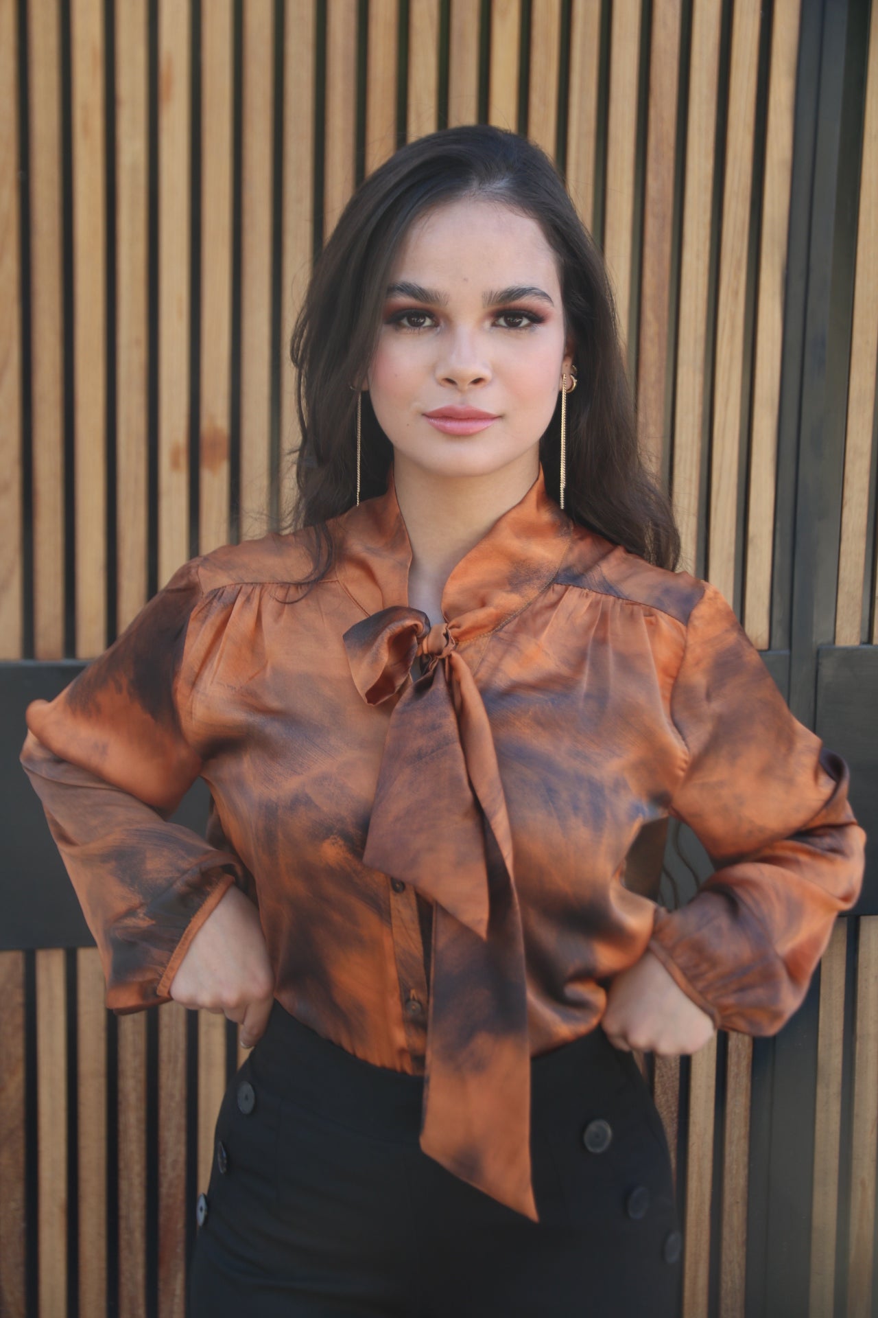 Chemise Satinée à Nœud – Effet Marbré Cuivré