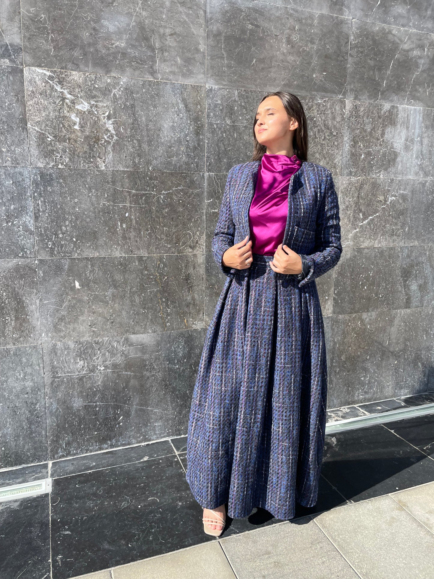 Ensemble Femme en Tweed Bleu Nuit – Veste Courte et Jupe Longue Élégante