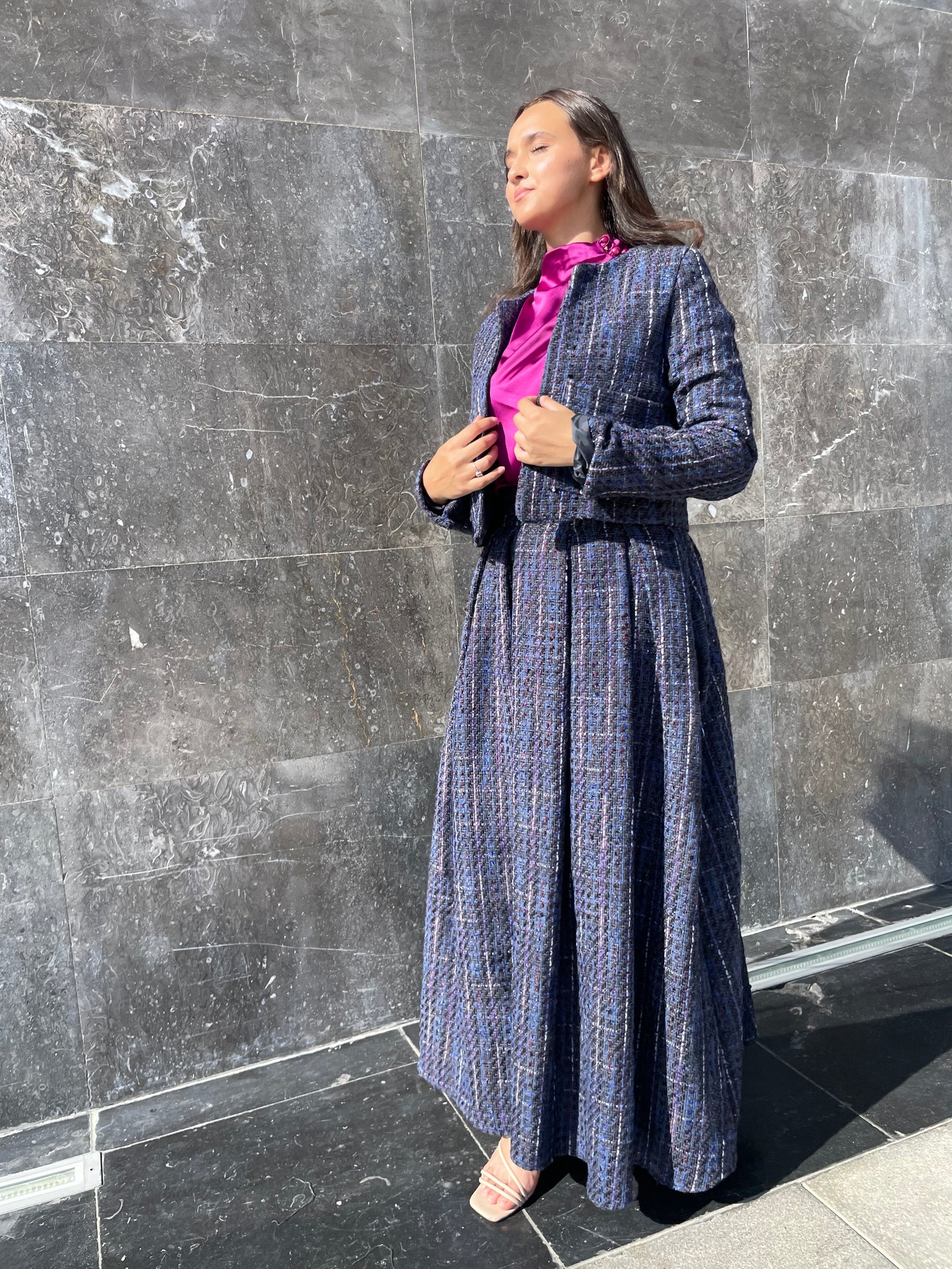 Ensemble Femme en Tweed Bleu Nuit – Veste Courte et Jupe Longue Élégante