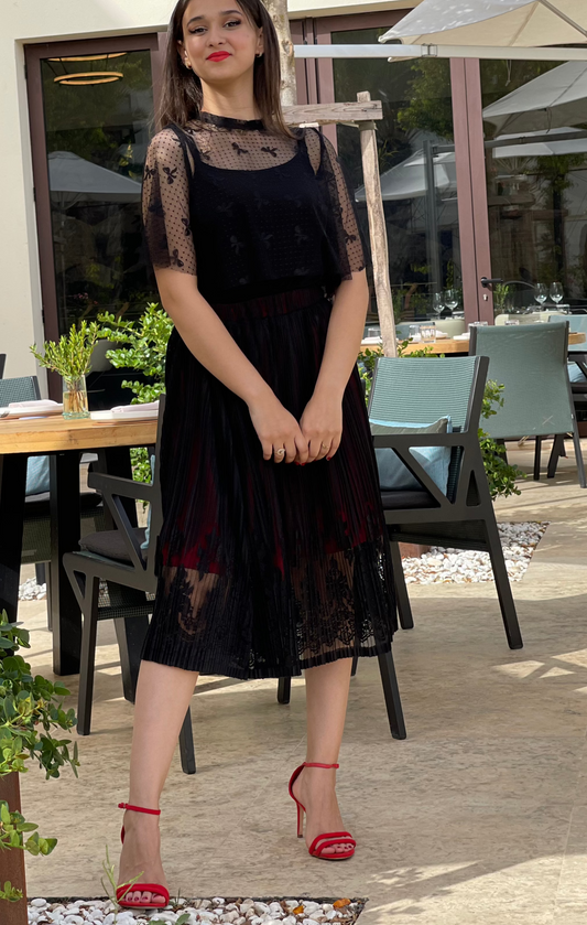 Jupe midi plissée en dentelle noire – Doublure bordeaux & finitions transparentes