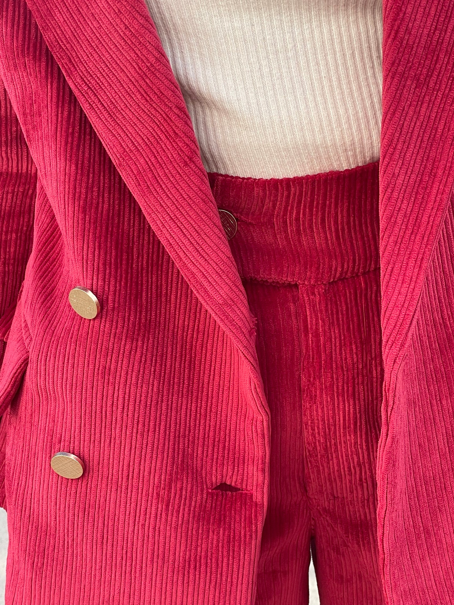 Ensemble tailleur femme en velours côtelé rouge framboise – Veste croisée & pantalon large