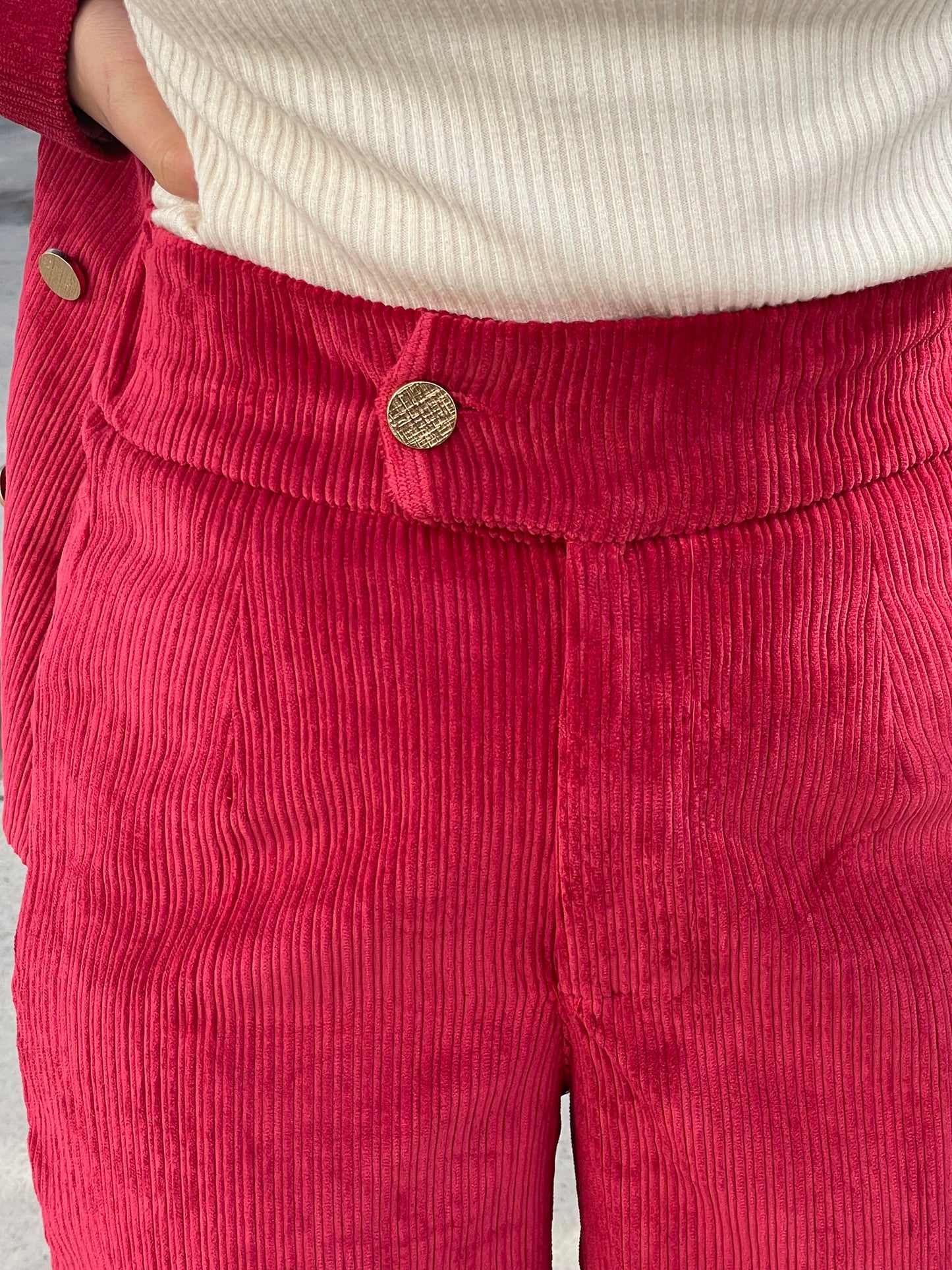 Ensemble tailleur femme en velours côtelé rouge framboise – Veste croisée & pantalon large