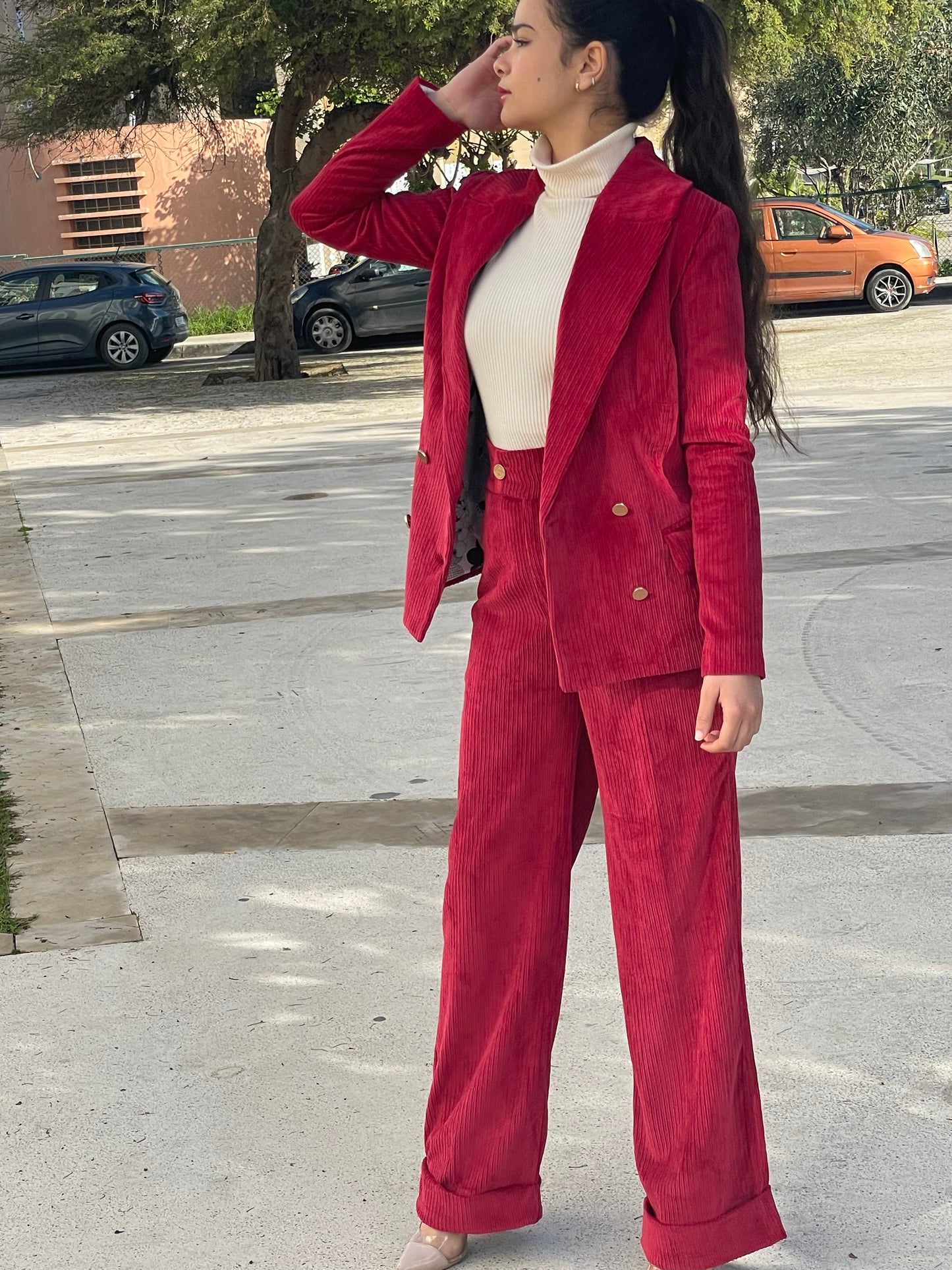 Ensemble tailleur femme en velours côtelé rouge framboise – Veste croisée & pantalon large
