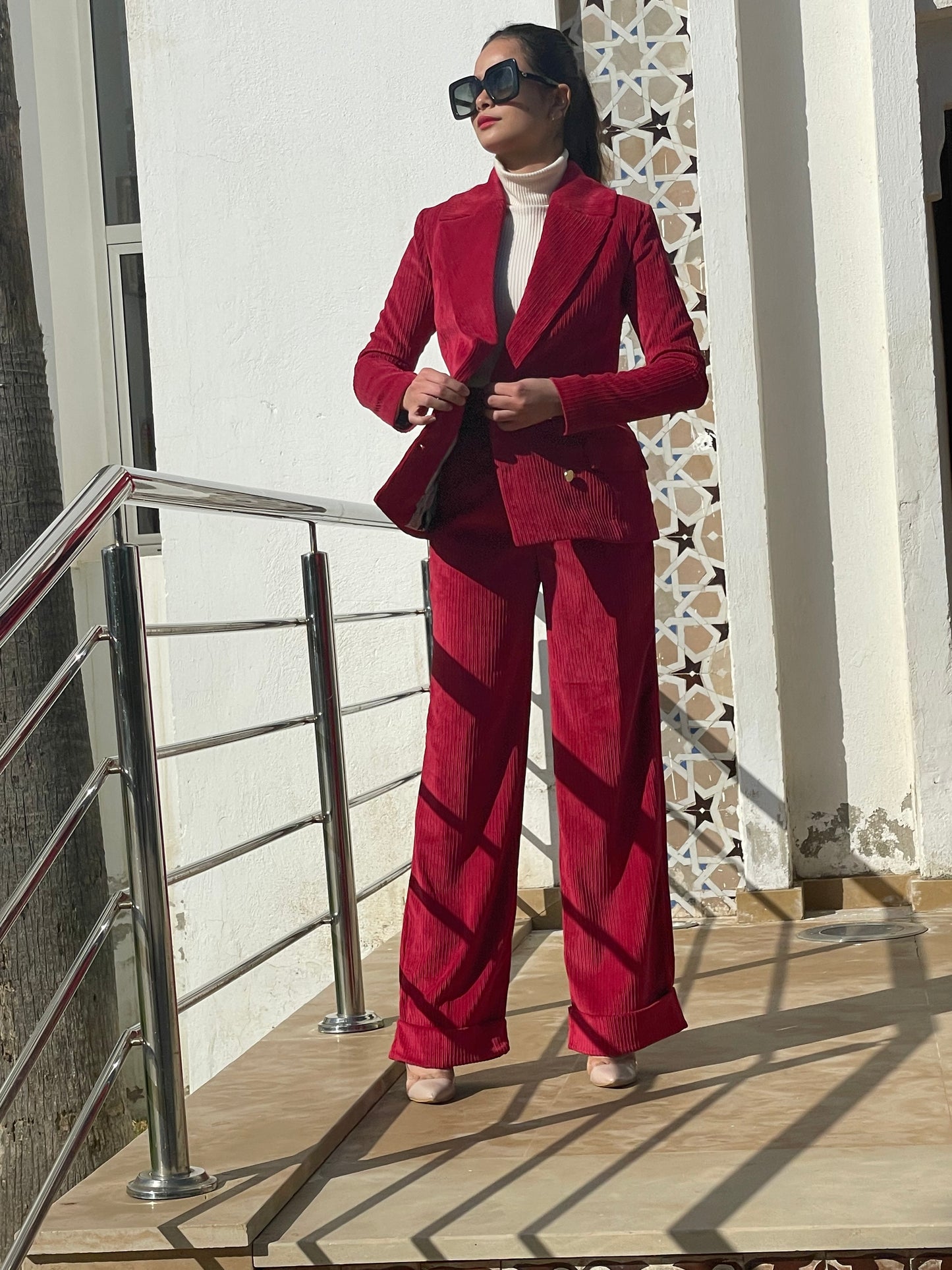 Ensemble tailleur femme en velours côtelé rouge framboise – Veste croisée & pantalon large
