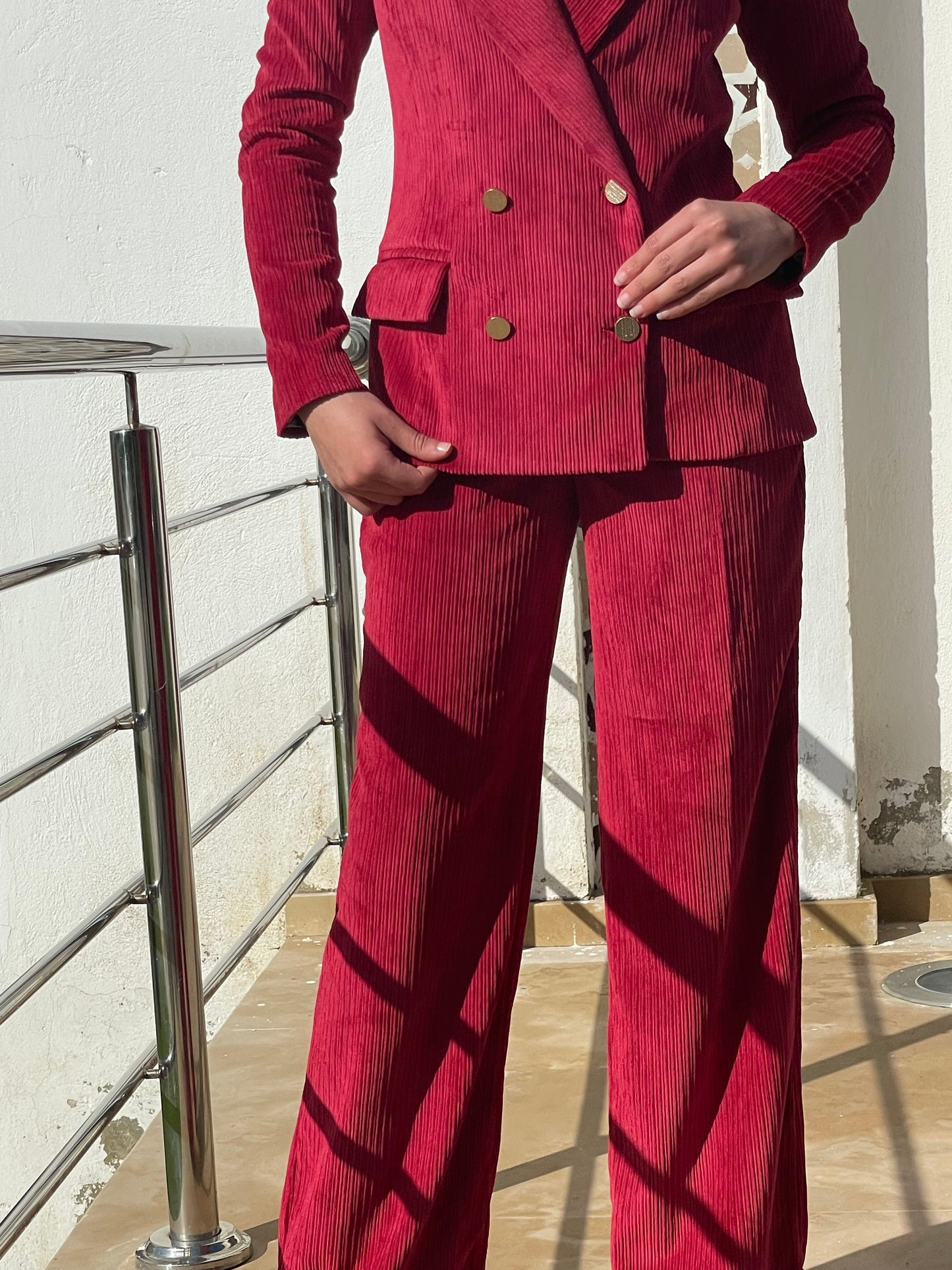 Ensemble tailleur femme en velours côtelé rouge framboise – Veste croisée & pantalon large