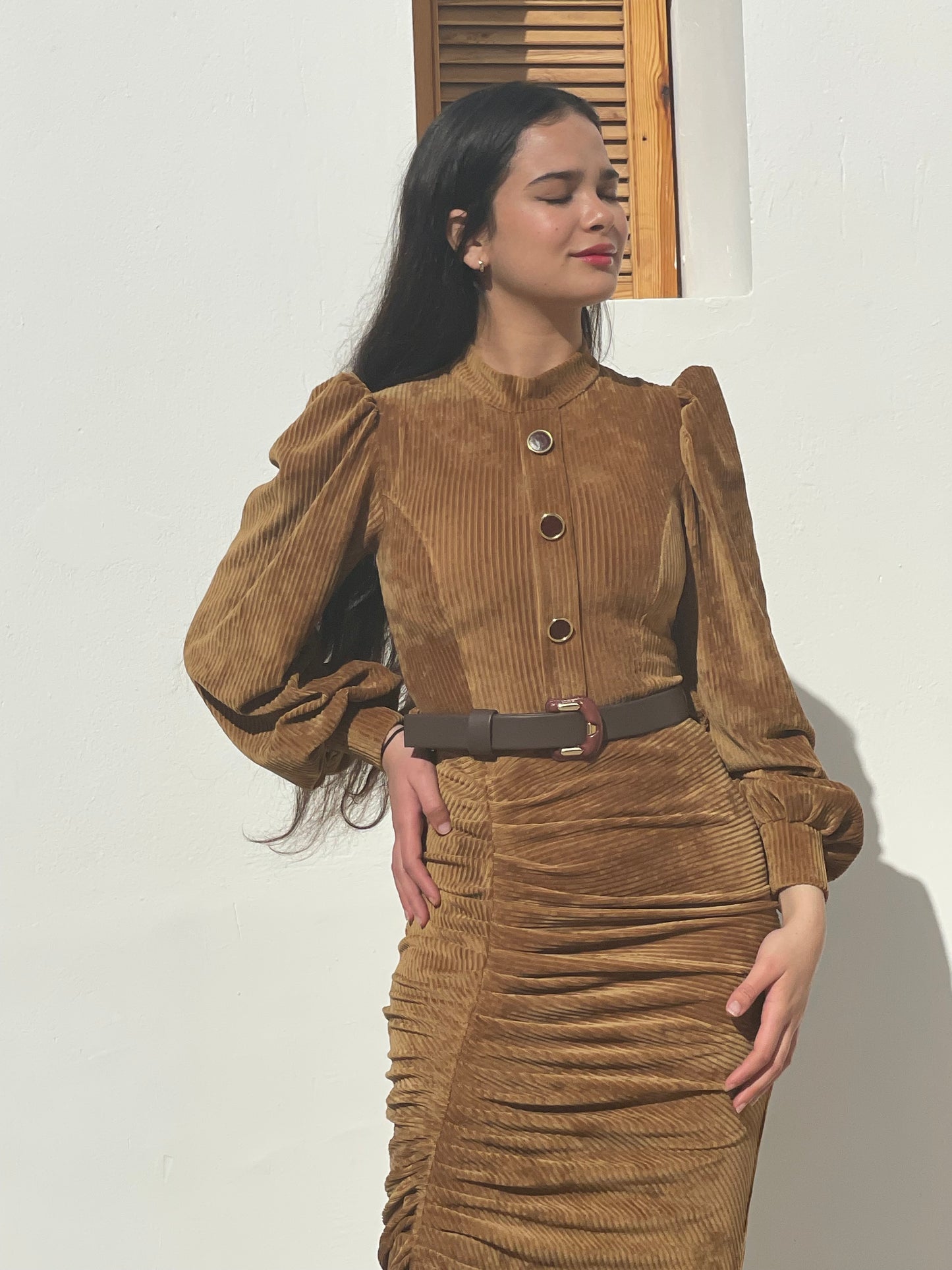 Robe midi en velours côtelé camel – Manches bouffantes & fronces élégantes
