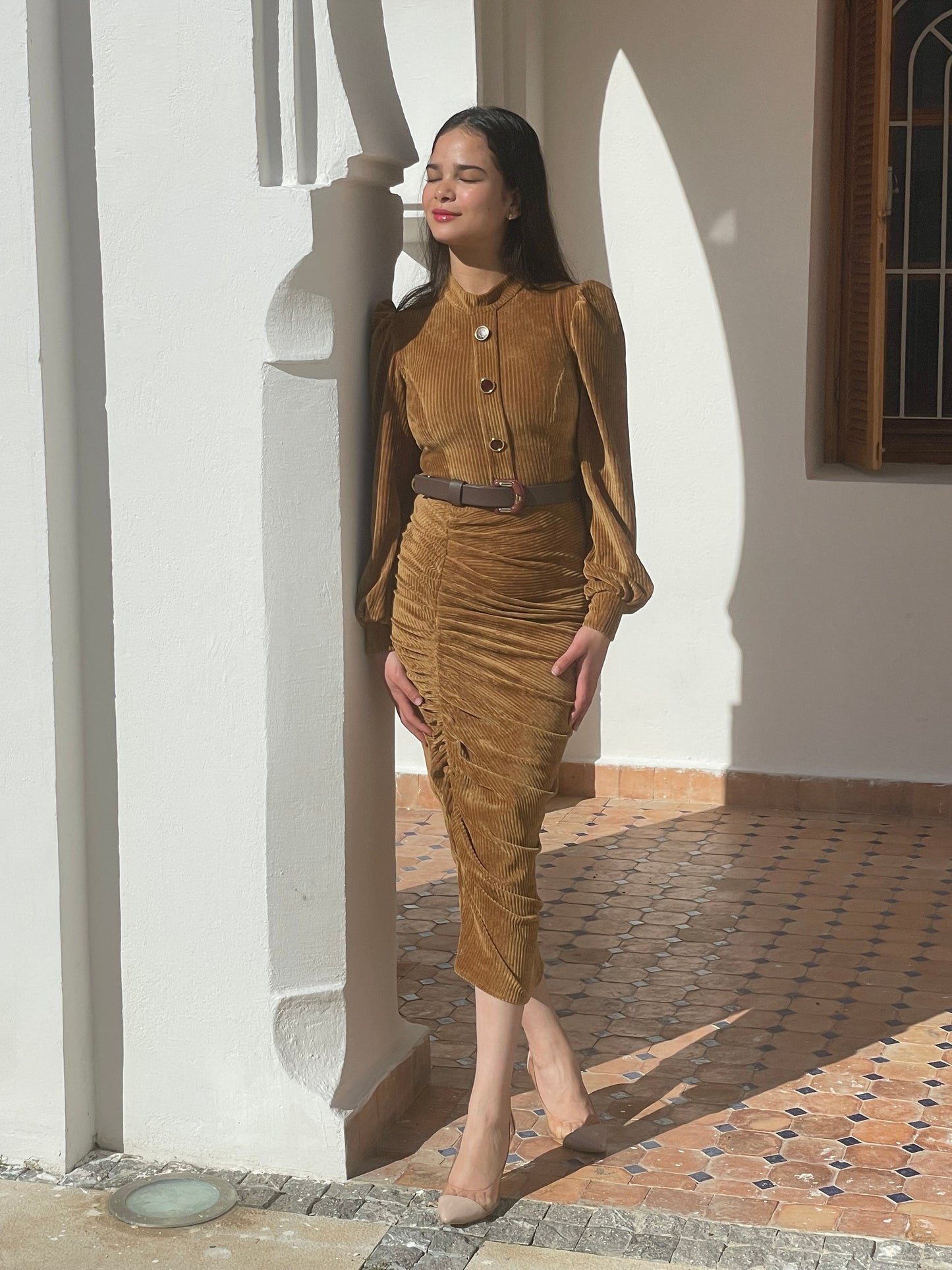 Robe midi en velours côtelé camel – Manches bouffantes & fronces élégantes