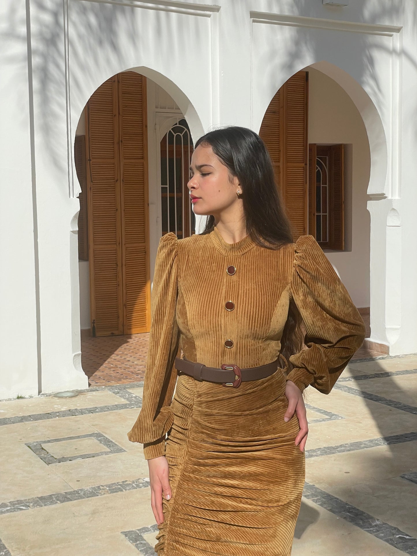 Robe midi en velours côtelé camel – Manches bouffantes & fronces élégantes