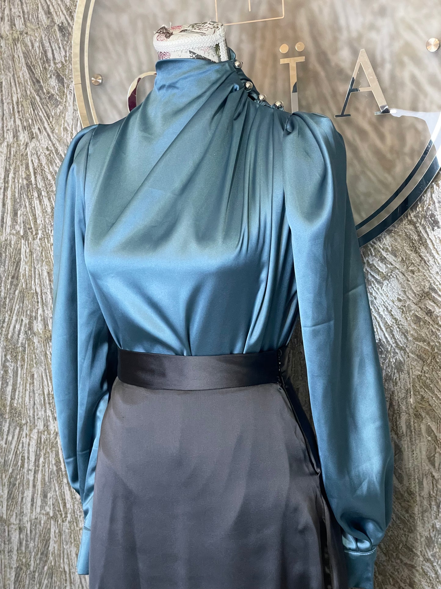 Chemise satinée bleu pétrole – Col montant drapé & boutons bijoux